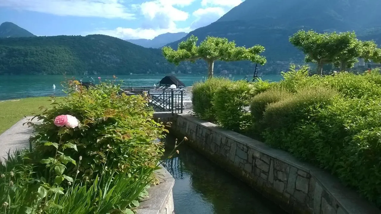 Au Bord Du Lac D'Annecy, Logement Type Loft, Dans Residence Avec Plage Et Ponton Privee Duingt Apartment