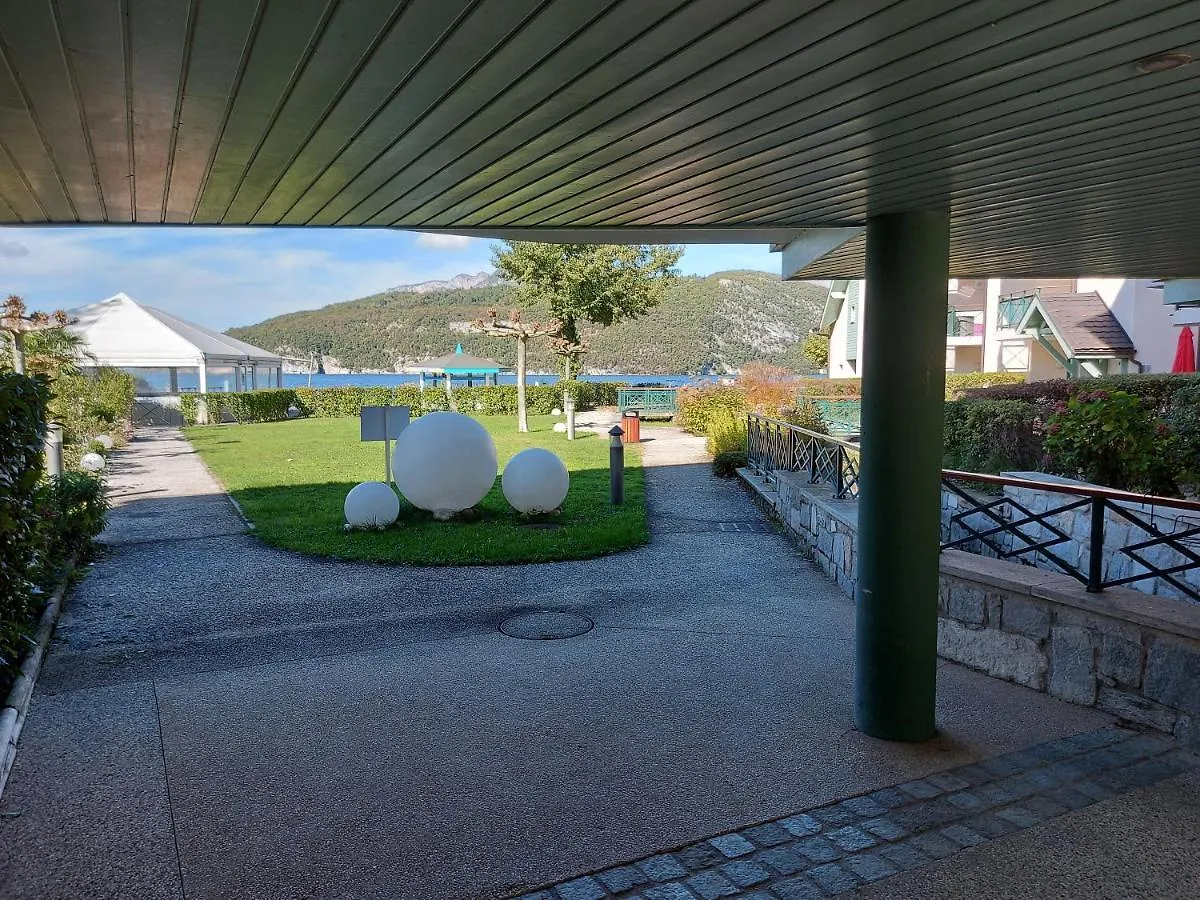 Au Bord Du Lac D'Annecy, Logement Type Loft, Dans Residence Avec Plage Et Ponton Privee Duingt France