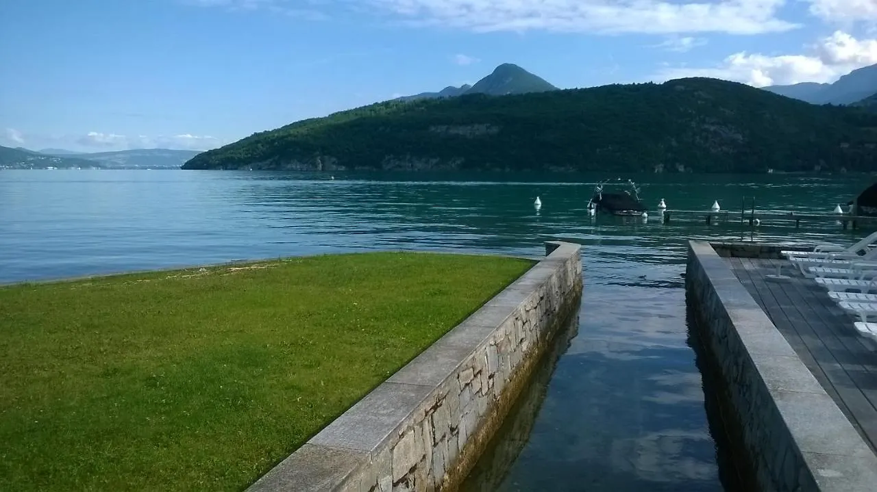 Au Bord Du Lac D'Annecy, Logement Type Loft, Dans Residence Avec Plage Et Ponton Privee Duingt 0*,  Francja