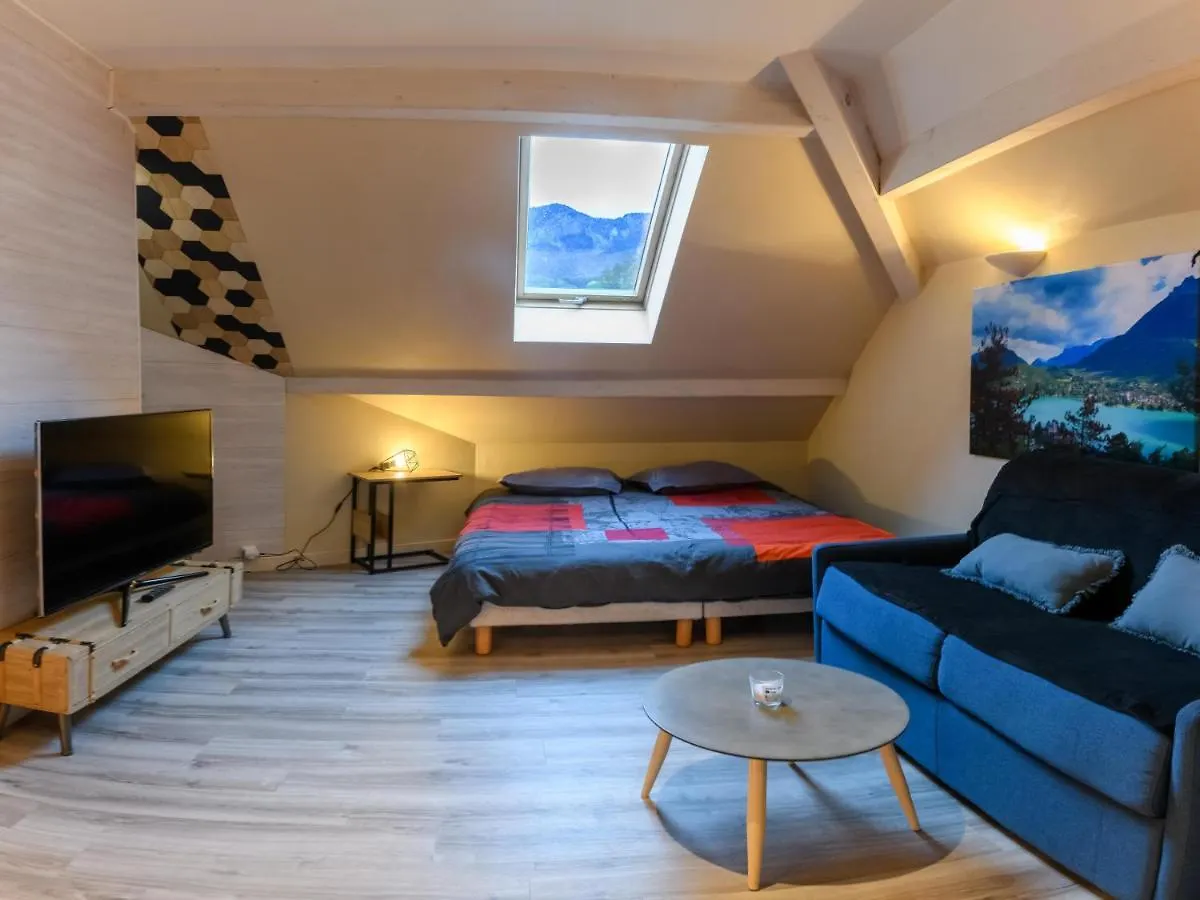 Au Bord Du Lac D'Annecy, Logement Type Loft, Dans Residence Avec Plage Et Ponton Privee Duingt Francja