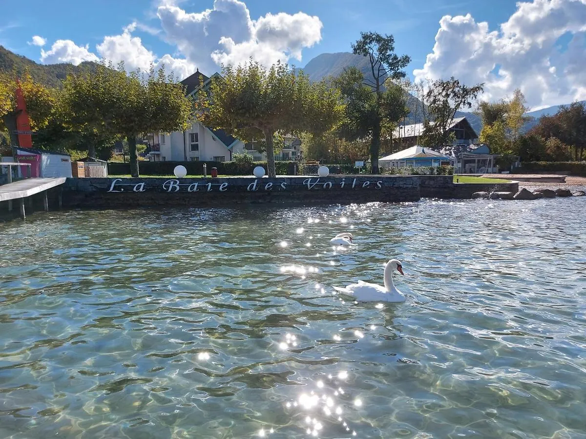 Au Bord Du Lac D'Annecy, Logement Type Loft, Dans Residence Avec Plage Et Ponton Privee Duingt